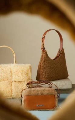 Bottega Veneta The Arco Small Shearling Tote Bag -Lady Fashion Store bottega veneta neutral arco tote shearling small 2