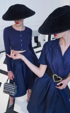 Carolina Herrera A-Line Stretch Denim Midi Shirt Dress 12 Carolina Herrera A-Line Stretch Denim Midi Shirt Dress -Lady Fashion Store carolina herrera navy a line stretch denim midi shirt dress 3