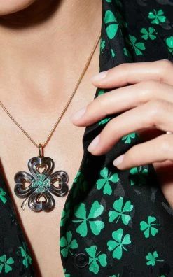 Cosmogonie Secrète Trèfle 18K Yellow Gold, Distressed Silver Emerald Charm