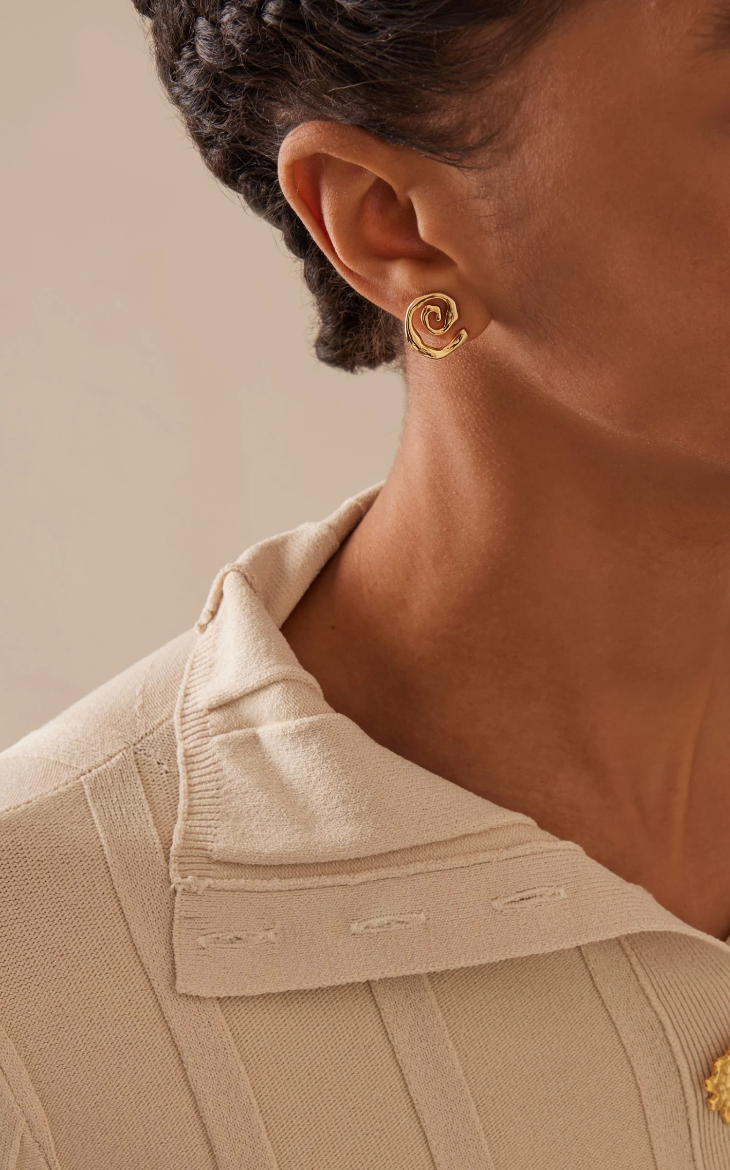 Jacquemus Les Boucles J Gold-Tone Earring 4 Jacquemus Les Boucles J Gold-Tone Earring - Image 2