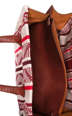 JOHANNA ORTIZ Dibujos Antiguos Tote Bag 11 JOHANNA ORTIZ Dibujos Antiguos Tote Bag -Lady Fashion Store johanna ortiz burgundy dibujos antiguos tote bag 3