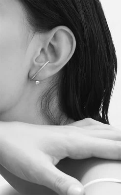 18K White Gold Crescendo Flare Diamond And Pear Single Earring