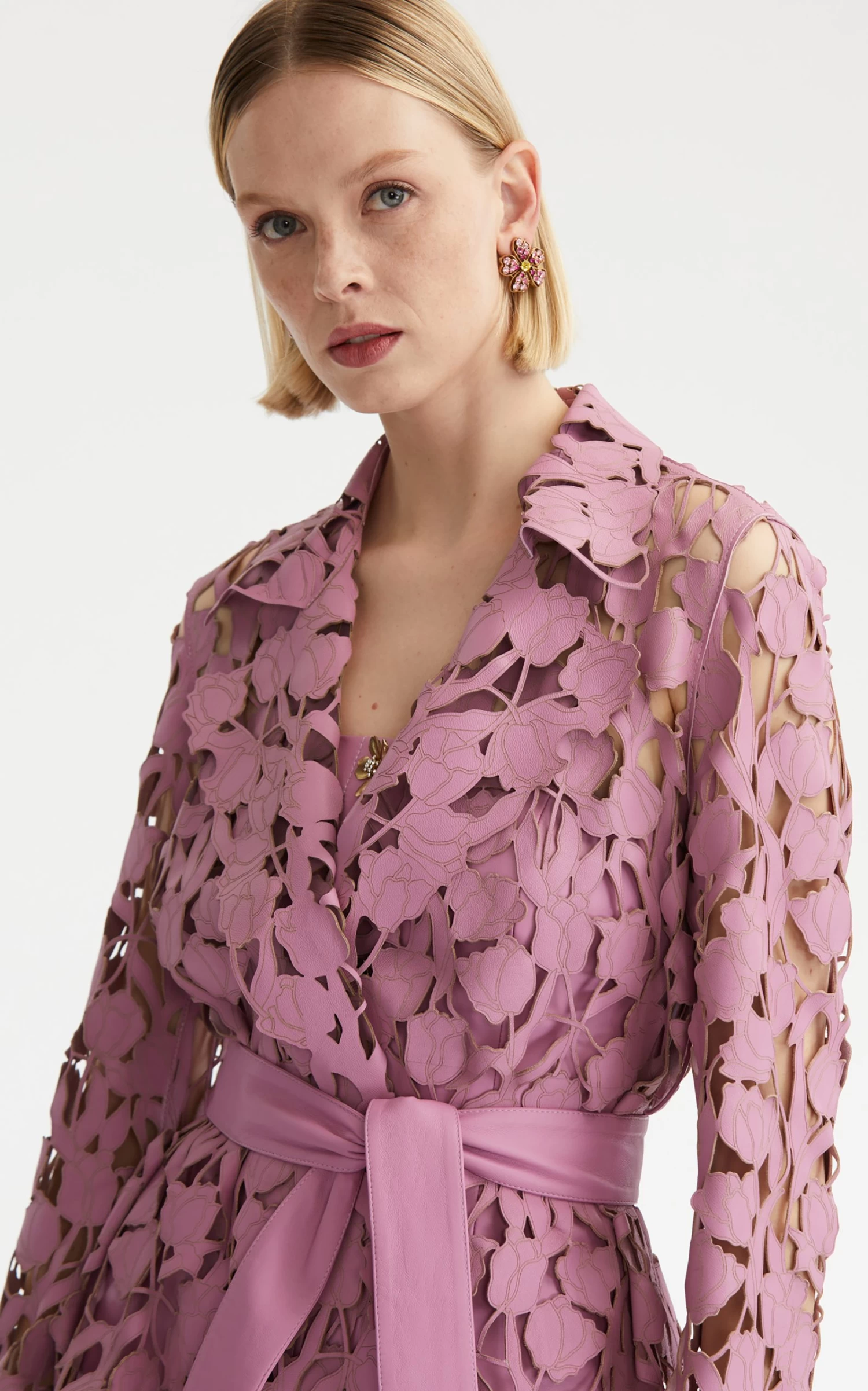 Oscar De La Renta Lasercut Tulip Leather Short Trench Coat 7 Oscar De La Renta Lasercut Tulip Leather Short Trench Coat - Image 5